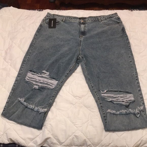 Pretty little thing Beautiful Capris! - Picture 2 of 7